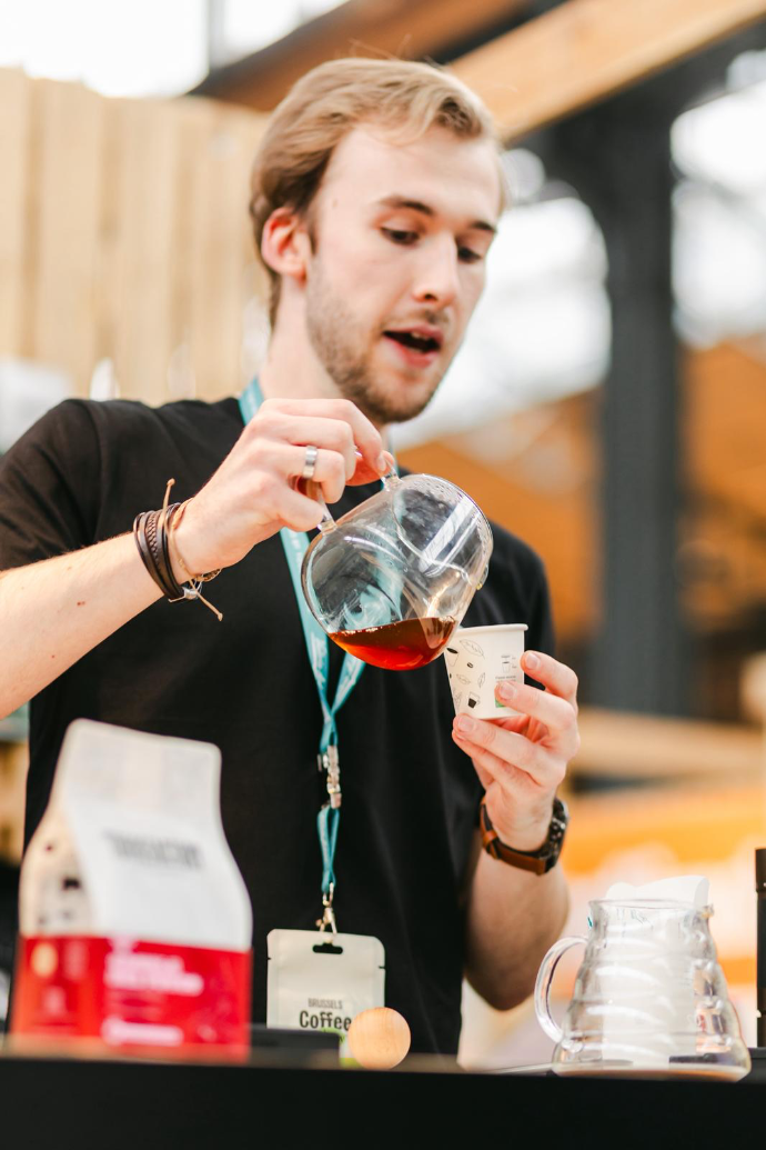 barista servant un café